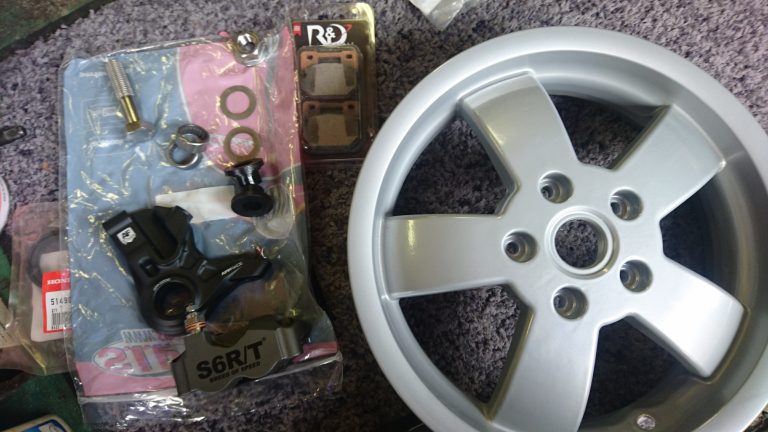 フロントブレーキを4POTに