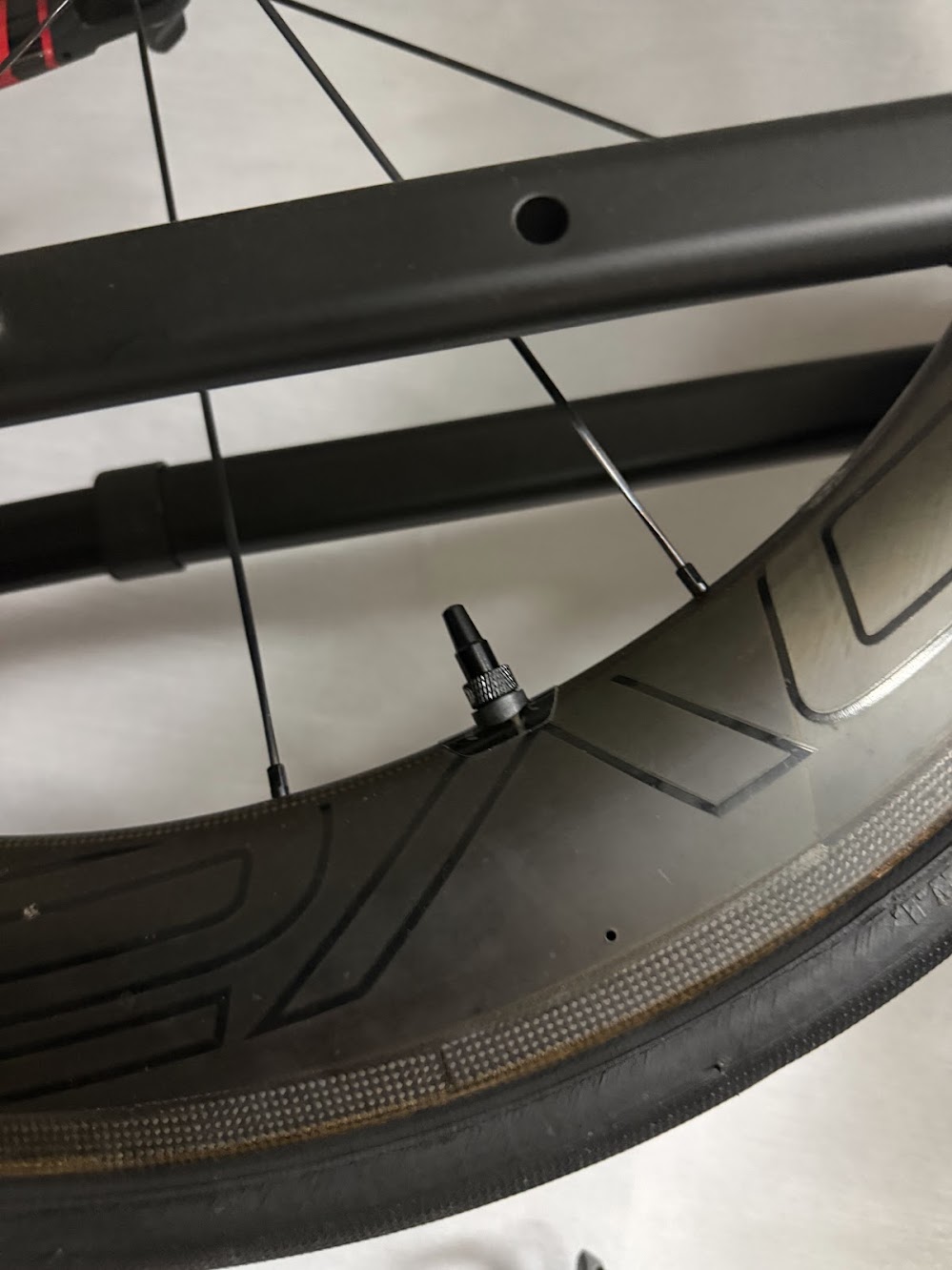 ROVAL CLX64に装着したパナレーサーPURPLE LITE 65mmバルブ