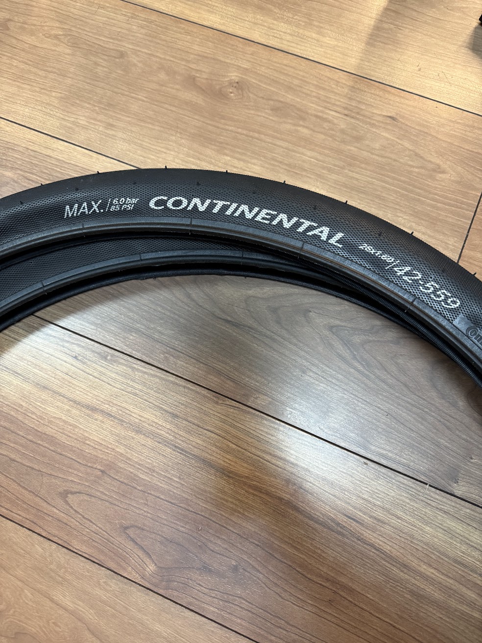 Continental CONTACT Speed 26×1.60の細かなトレッドパターン