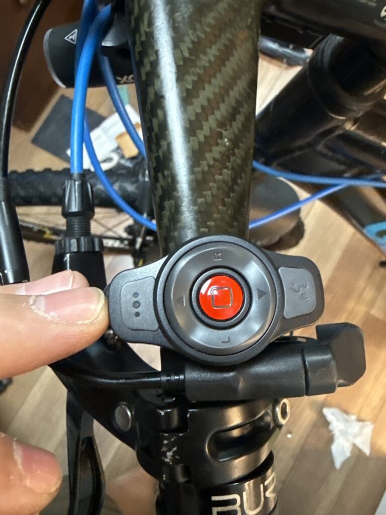 ハンドルに取り付けたLIVALL BR80リモコン