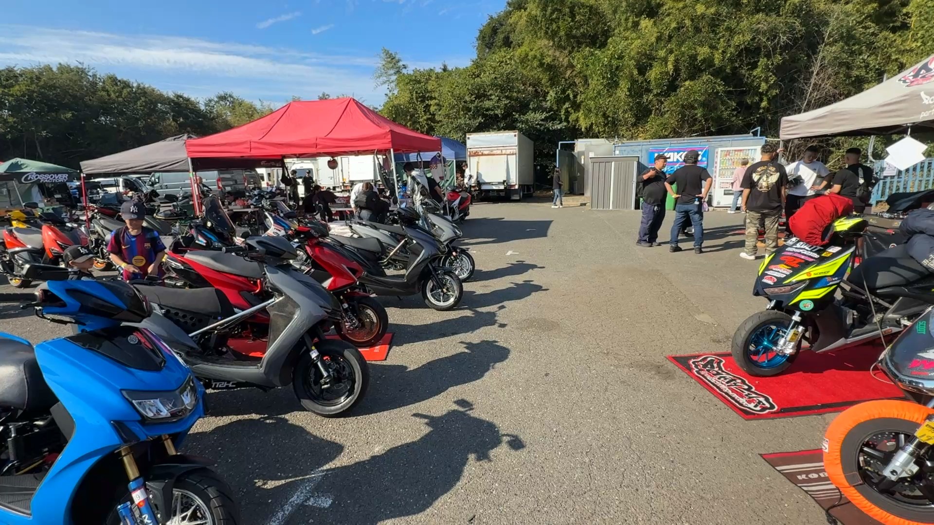 秋ヶ瀬のピットに色とりどりのスクーターが並ぶ会場風景