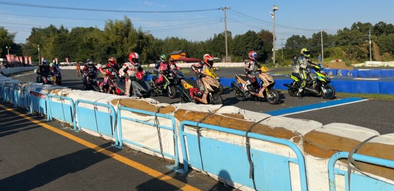 サーキット秋ヶ瀬のグリッドに整列したS-1GPのスクーターとライダー